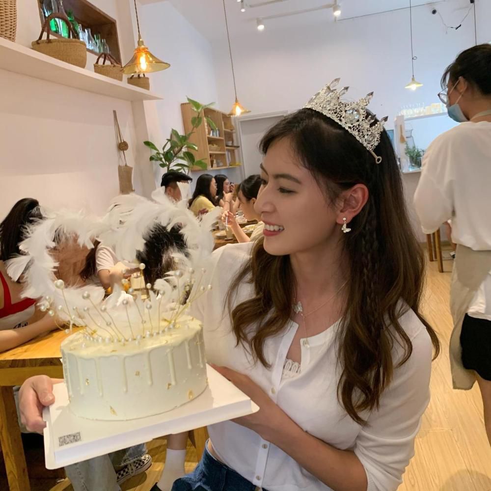 原来，他已得知前妻即将嫁给自己的顶头上司互西里，而当年为了升迁，他曾写过匿名信陷害瓦西里，生怕事情败露的他试图阻断这段婚姻。